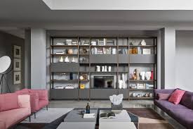 design e arredamento d'interni in soggiorno con una libreria fino a soffitto